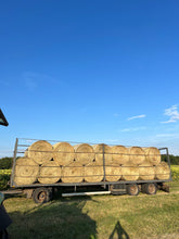 Laden Sie das Bild in den Galerie-Viewer, 40 x Rundballen Heu / ca. 1,35 m im Durchmesser - inkl. 7 % MwSt.